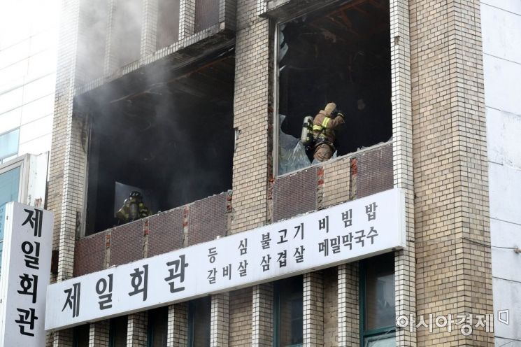 [포토]시청역 인근 건물 원인미상 화재 