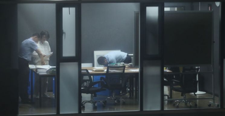 27일 저녁 서울 강남구의 한 빌딩에서 검찰 관계자들이 조국 법무부 장관 후보자 가족이 투자한 사모펀드 운용사 코링크프라이빗에쿼티 사무실을 압수수색하고 있다. [이미지출처=연합뉴스]