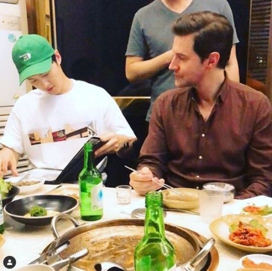 리처드 아미티지가 27일 인스타그램을 통해 송중기와 함께 한식을 먹은 사진을 공개했다/사진=리처드 아미티지 인스타그램 캡처