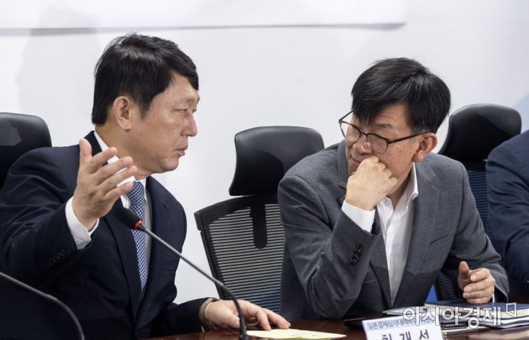 [포토] 의견 나누는 김상조 실장·최재성 위원장