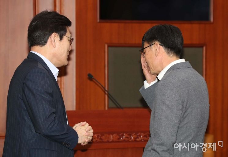 [포토]안경 고쳐쓰는 김상조... 두 손 모은 최종구...