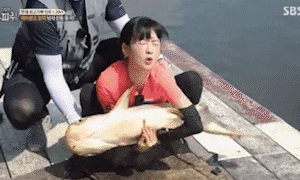 [포토] 물고기한테 얻어맞는 보미
