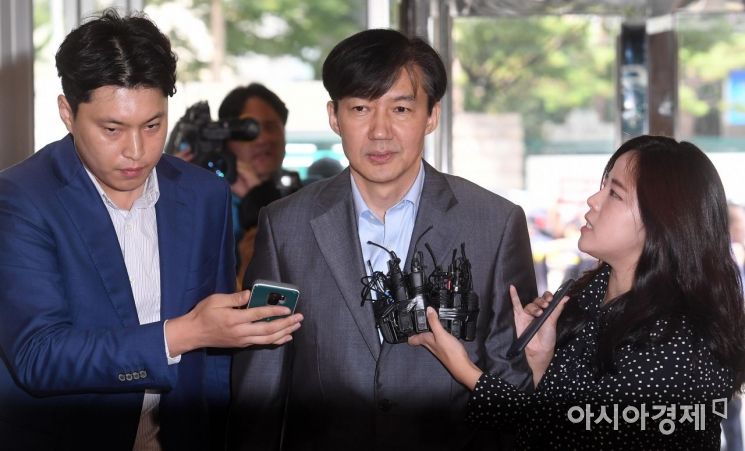 [포토] 청문회준비사무실 출근하는 조국