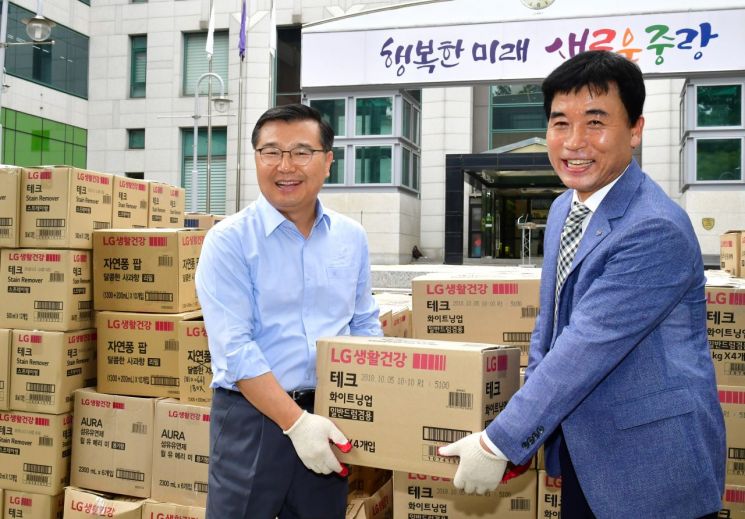 류경기 중랑구청장(왼쪽)과 김정안 (사)희망을나누는사람들 회장