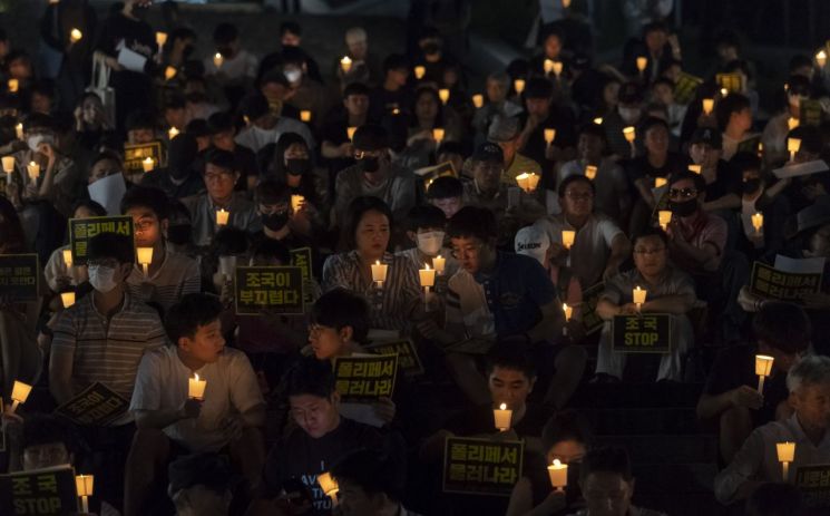 [포토] 서울대 조국 사퇴 촉구 2차 촛불집회 개최