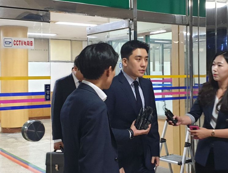 '원정도박' 승리, 혐의 일부 시인…양현석 오늘 경찰 출석