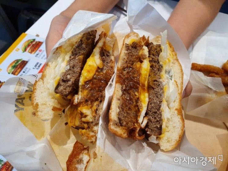 [르포]오픈 9일만에 1만3000개 팔려나간 1천원대 '노브랜드 버거'…20대 "1시간 줄 서 먹는다"