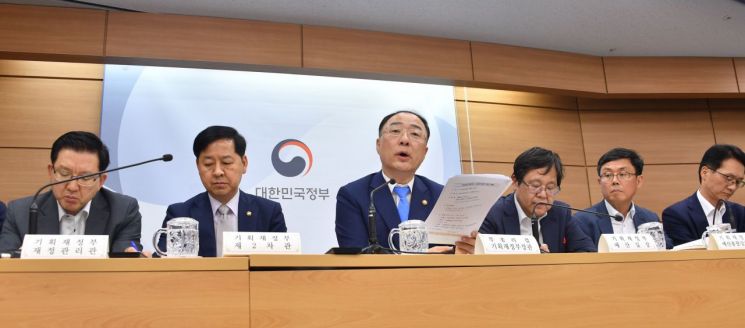 [일문일답]홍남기 "재정 역할로 성장…국가채무, 선진국에 비해 양호" 