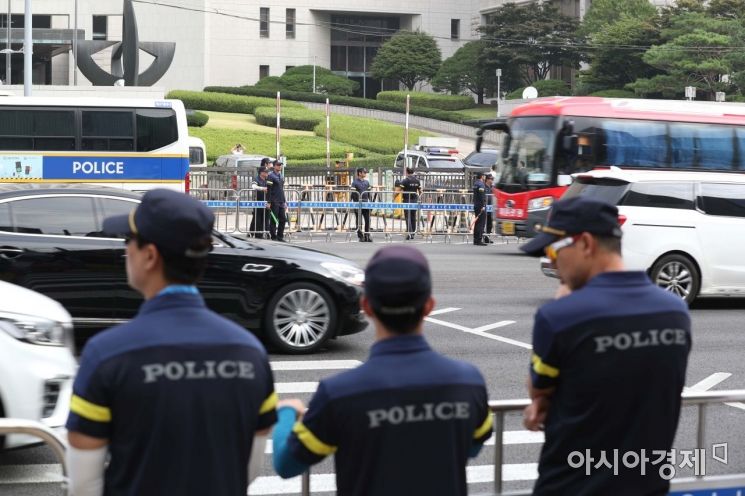 [포토]대법원 앞 횡단보도 통행 통제 