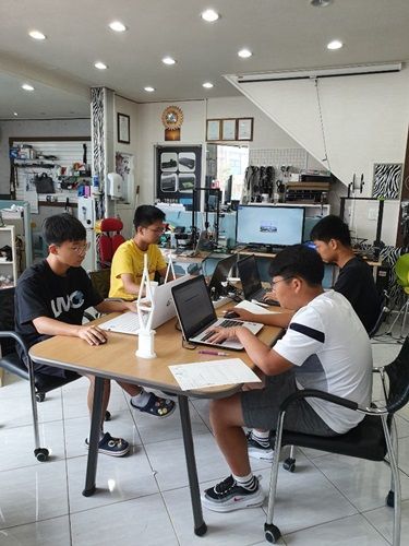 목포 영화중학교 청소년 미래도전 프로젝트 팀이 3D 프린팅 모델링을 하고 있다. (사진=박기동 기자)