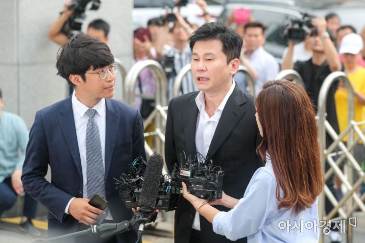 [포토]취재진에게 질문 받는 양현석 전 대표