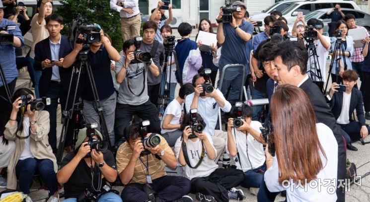 [포토]취재진에 둘러싸인 양현석 전 대표