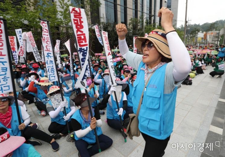 [포토]승소 소식에 기뻐하는 톨게이트 요금수납원 