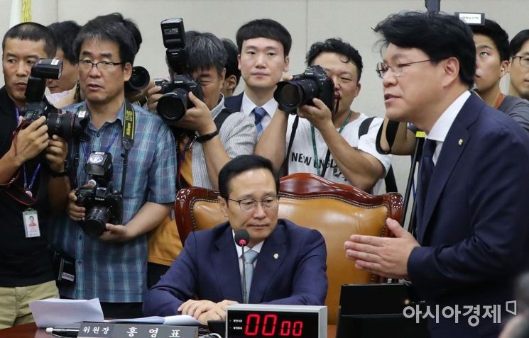 ‘난장판’ 정개특위 선거법 의결…한국당 “날치기” 반발