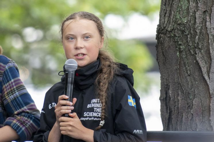 스웨덴 출신 16세 환경운동가 그레타 툰베리가 뉴욕 집회에서 연설하는 모습. [사진=EPA/연합뉴스]