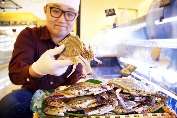 [포토] 광주신세계 “살이 꽉 찬 가을 꽃게 담아가세요”