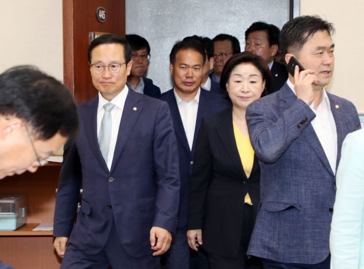 ‘난장판’ 정개특위 선거법 의결…한국당 “날치기” 반발