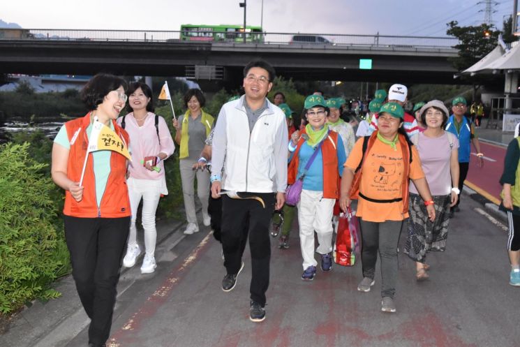 오승록 노원구청장이 28일 오후 7시 창동교에서 열린 ‘구청장과 함께 달빛걷기’에 참석해 주민들과 함께 걷고 있다.
