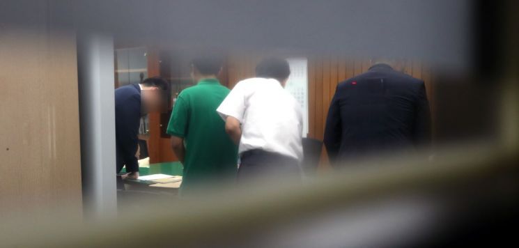 27일 오후 경남 창원시 의창구 경상남도교육청 행정지원과에서 검찰이 조국 법무부 장관 후보자 집안이 소유한 웅동학원, 웅동중학교 관련 자료를 압수수색하고 있다. [이미지출처=연합뉴스]