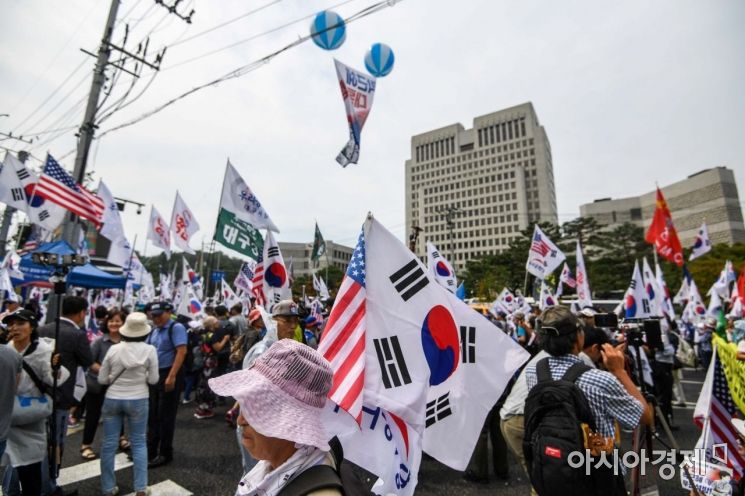 [포토]대법원 앞에 모인 보수단체 관계자들