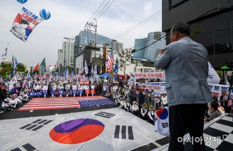 [포토]박근혜 전 대통령 대법원 전원합의체 판결 기다리는 보수단체 