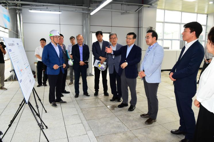 [포토]류경기 중랑구청장, 지하철 6호선 신내역 임시승강장 점검