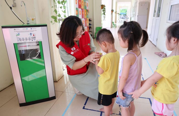 롯데百, 베트남 어린이들에게 깨끗한 물 전달