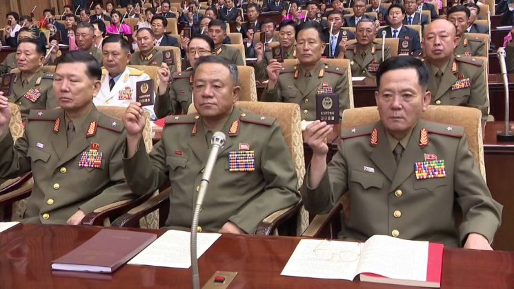 북한이 29일 최고인민회의 제14기 제2차 회의를 개최했다고 조선중앙TV가 보도했다. 사진은 중앙TV가 이날 공개한 회의 장면으로 회의에 참가한 대의원들이 찬성 의사를 나타내고 있다.