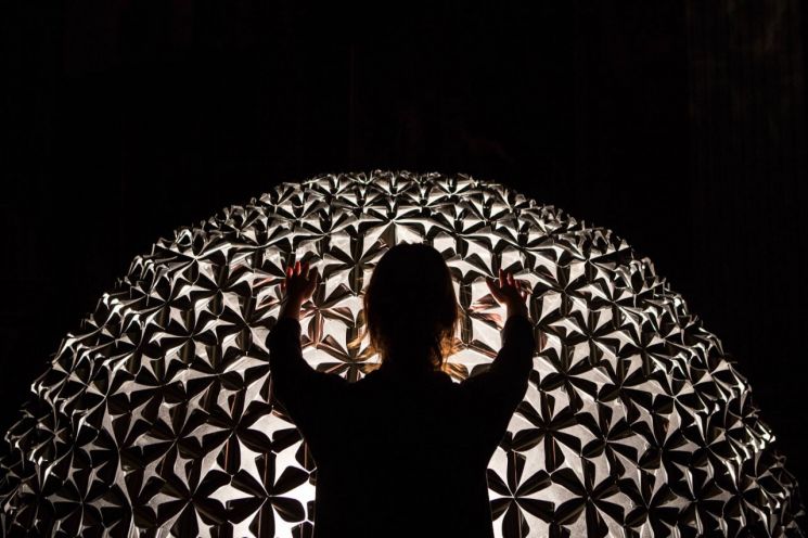 댄 루스가르데 (Daan Roosegaarde)의 ‘Lotus Dome’. 사진=광주디자인비엔날레 제공