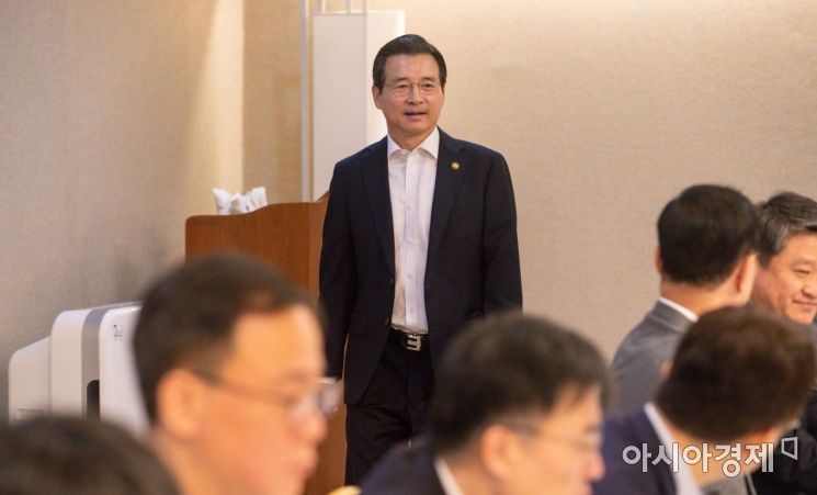 [포토]회의실 들어서는 김용범 기재부 1차관