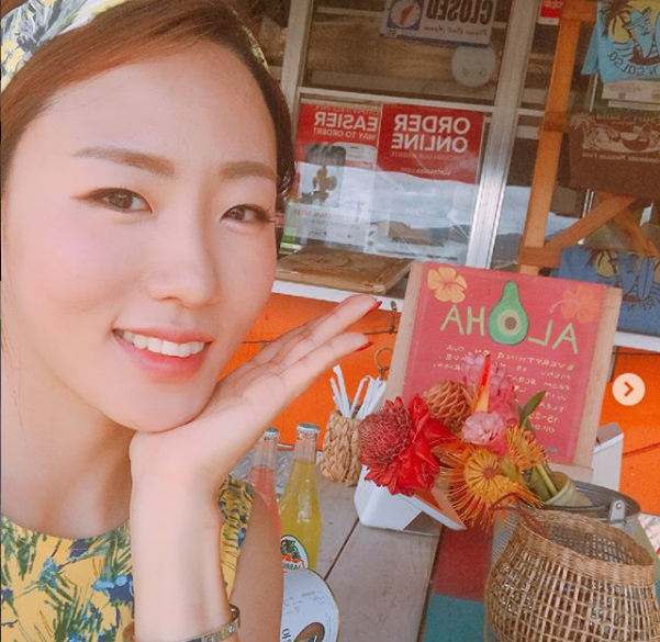 웃으며 포즈를 취하고 있는 이상화/사진=이상화 인스타그램 캡쳐