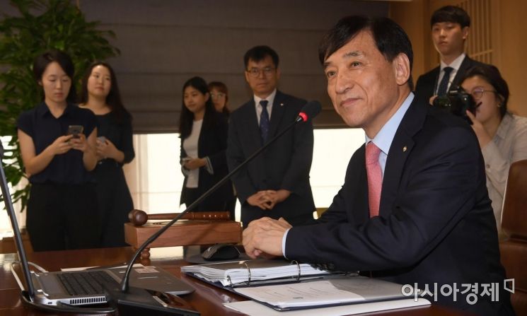 [포토]미소짓는 이주열 한국은행 총재