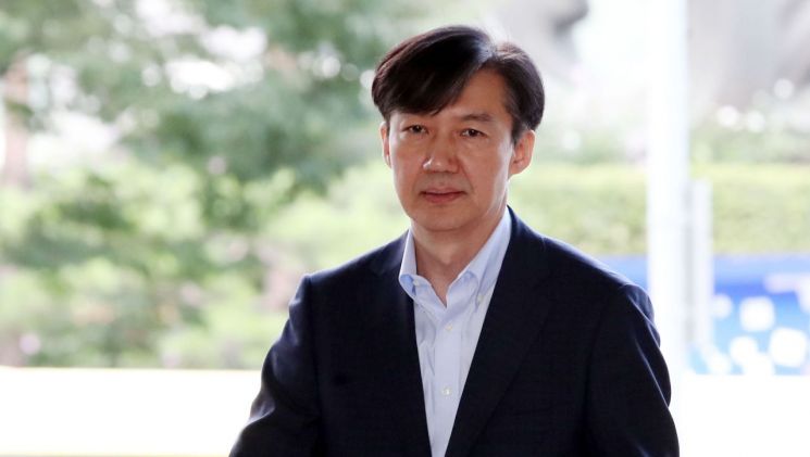 조국 법무부 장관 후보자가 30일 오전 서울 종로구 적선현대빌딩에 마련된 인사청문회 준비사무실로 출근하고 있다. [이미지출처=연합뉴스]
