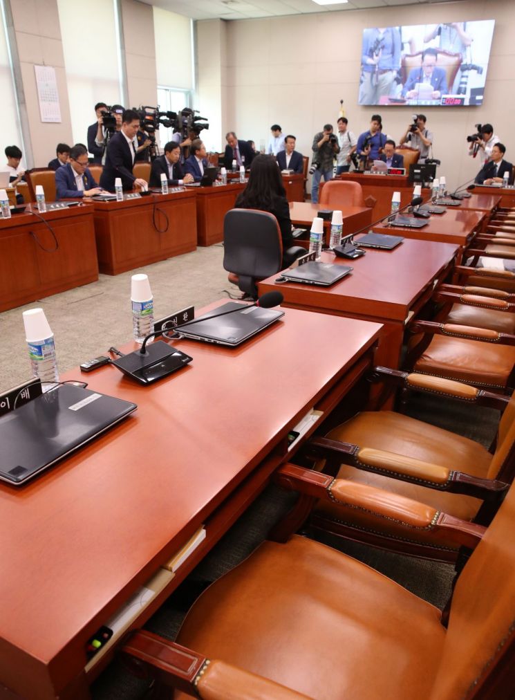 30일 국회에서 열린 법제사법위원회 전체회의에서 자유한국당 의원들이 불참, 좌석이 비어있다.
사진=연합뉴스