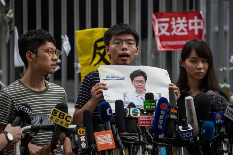 홍콩시위 핵심인사 조슈아웡·앤디찬 체포