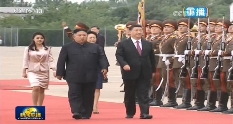 시진핑(習近平) 중국 국가주석과 김정은 북한 국무위원장이 지난 6월21일 평양 순안공항에서 열린 환송 행사에서 북한 인민군 삼군 의장대를 사열하고 있다. [이미지출처=연합뉴스]