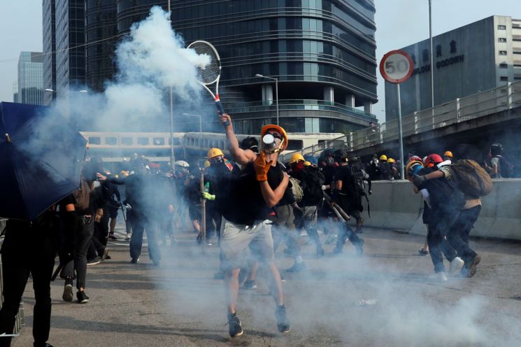 ‘차이나치’ 외친 홍콩시위대-경찰 충돌…中경찰 선전 집결 보도