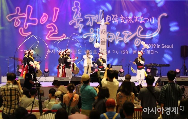 사물놀이는 'Samullori Instrumental Music', 가야금은 'Gayageum Zither' 