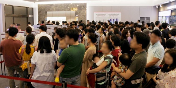 [부동산 Eye]불타는 청약시장…막차에 올라타라?