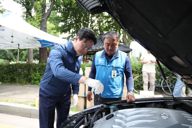 [포토]채현일 영등포구청장, 주민 귀성 차량 안전 점검