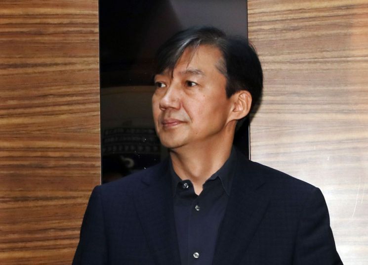 조국 법무부 장관 후보자가 1일 오후 서울 종로구 적선현대빌딩에 마련된 인사청문회 준비사무실로 출근하고 있다. [이미지출처=연합뉴스]