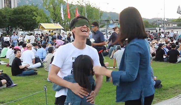 "저는 여러분을 믿습니다" 반일 집회서 '프리허그'한 日 유튜버