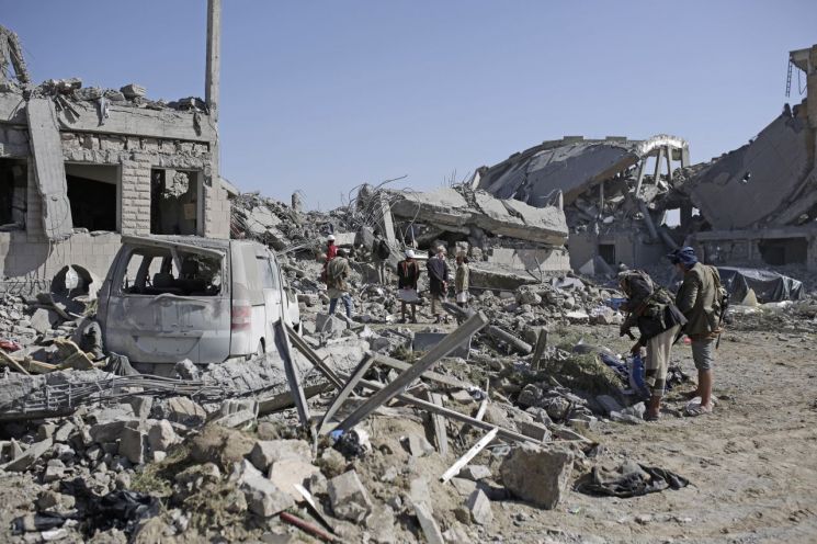 사우디군, 예멘 반군 수용시설 폭격…"최소 100명 사망"