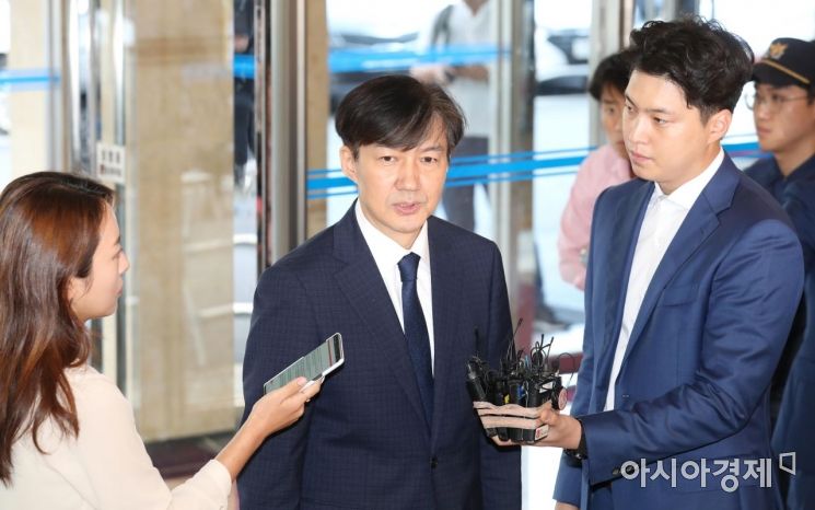 [포토]질문 받는 조국 