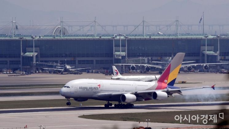 아시아나항공의 예비입찰을 하루 앞둔 2일 인천국제공항 활주로에서 아시아나항공 여객기가 착륙하고 있다. 항공업계와 투자은행에 따르면 금호산업과 매각주관사 크레디트스위스증권(CS증권)은 3일 아시아나항공 매각을 위한 예비입찰을 진행한다. 하지만 인수전 분위기는 미지근하다. 항공산업의 성장률 하락과 아시아나항공의 재무구조 악화가 가장 큰 걸림돌이다./영종도=김현민 기자 kimhyun81@