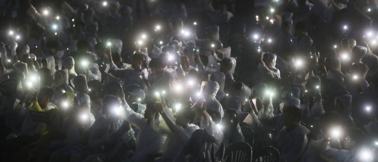 2일 오후 부산대 운동장 '넉넉한 터'에서 부산대 학생 300여명이 조국 법무부 장관 후보자 자녀 의혹 규명과 무대응으로 일관하는 학교 측 각성을 촉구하는 촛불집회를 열고 있다. [이미지출처=연합뉴스]