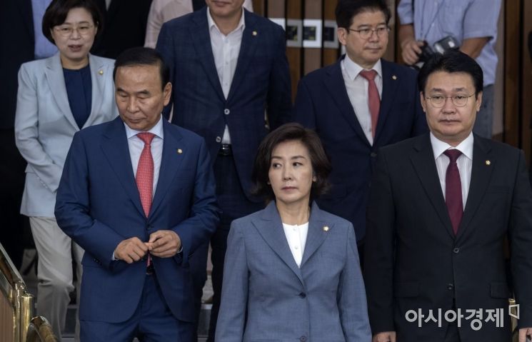 [포토] 회의 참석하는 자유한국당 원내지도부