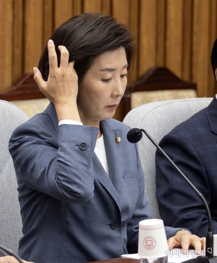 [포토] 머리 넘기는 나경원 원내대표