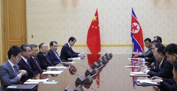 中 왕이, 北 리용호와 회담…"북중 협력 강화는 확고한 방침"