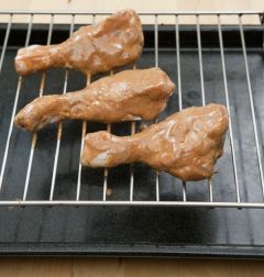 2. 오븐용기에 쿠킹 포일과 젖은 키친타월을 깔고 구이판을 올린 후 닭을 놓는다.